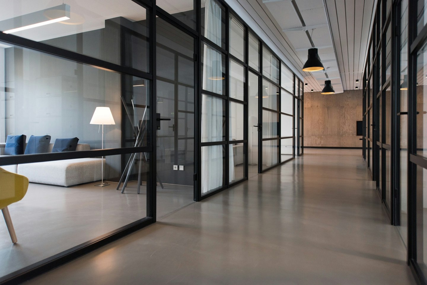 Escritório de arquitetura sóbria com mesa de reuniões e luz natural
