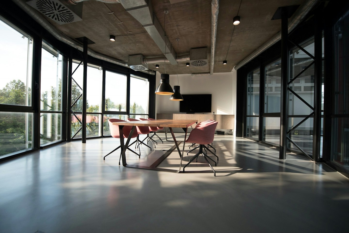 Ambiente de trabalho com mesa compartilhada e espaço para conversas